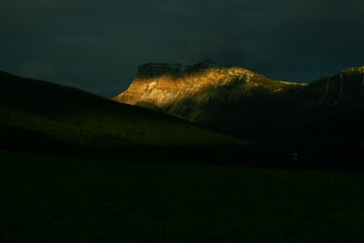 雨云下的褐色岩层